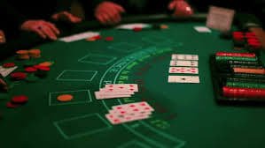 Studio Pretty Gaming dengan meja blackjack dan dealer profesional di liga dewa